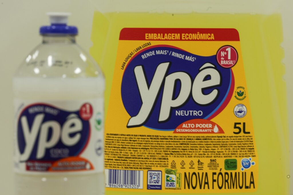 Garrafa e refil de detergente da marca Ypê, com destaque para a embalagem de 5L com os dizeres "Ypê NEUTRO".