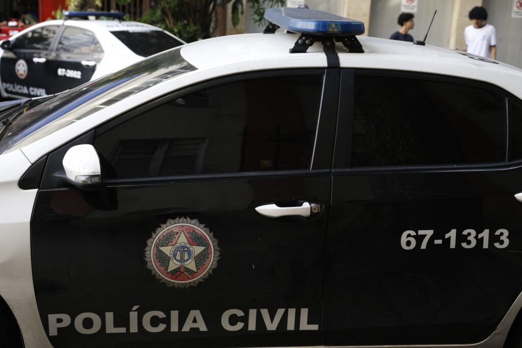 Viatura da Polícia Civil do Rio de Janeiro com a inscrição "POLÍCIA CIVIL" e o número "67-1313" na lateral.