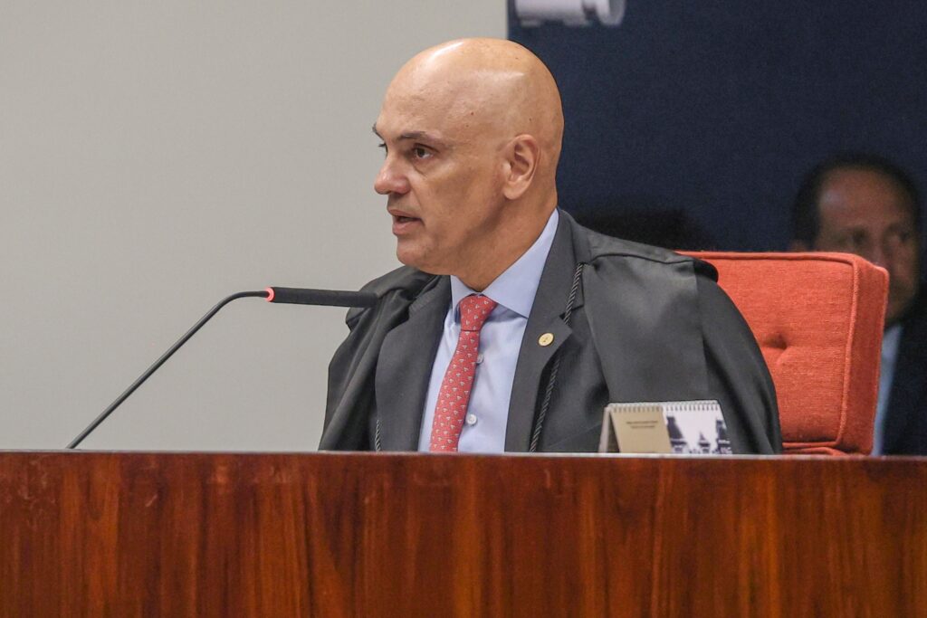 Ministro Alexandre de Moraes, vestindo toga, fala ao microfone durante julgamento no Supremo Tribunal Federal.