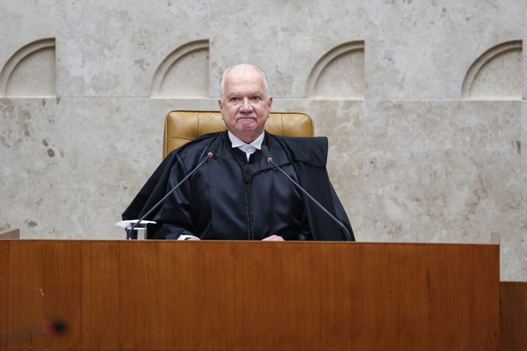 Edson Fachin (presidente do Supremo Tribunal Federal) veste toga preta e senta-se atrás de um púlpito de madeira.