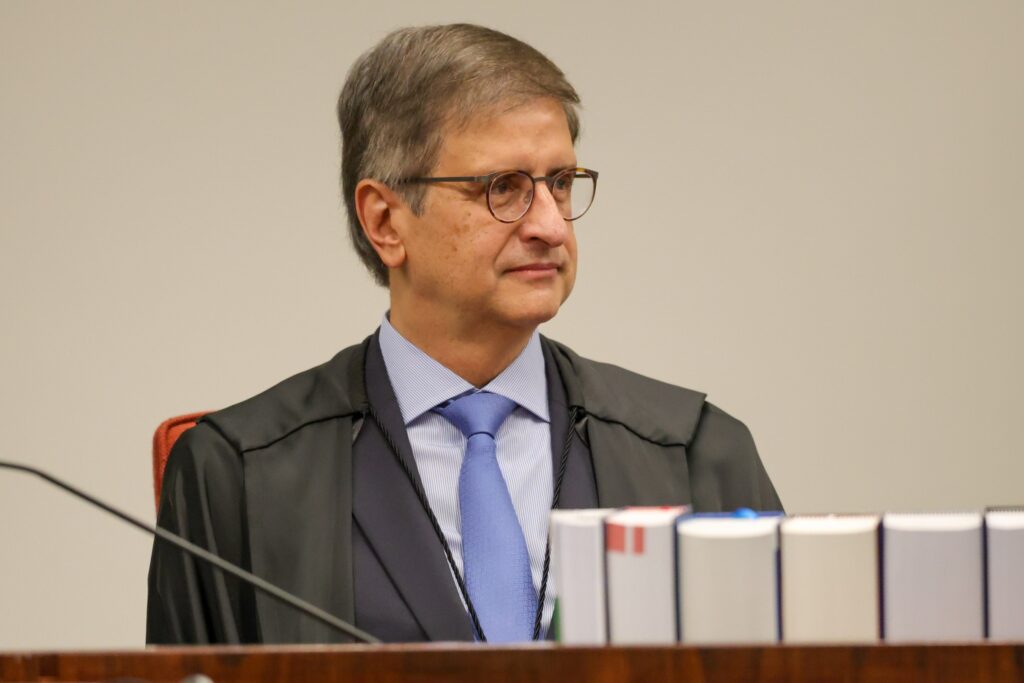 O procurador-geral da República, Paulo Gonet, veste toga preta e gravata azul em sessão do Supremo Tribunal Federal.