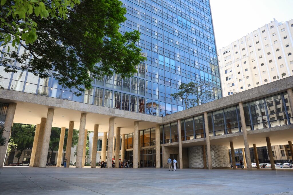 Fachada do Palácio Gustavo Capanema com suas características colunas de sustentação e paredes de vidro.