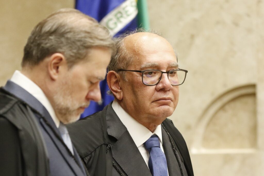 O ministro Gilmar Mendes, vestindo toga e óculos, durante sessão do STF.