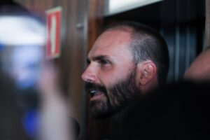 Perfil de Eduardo Bolsonaro falando durante entrevista.