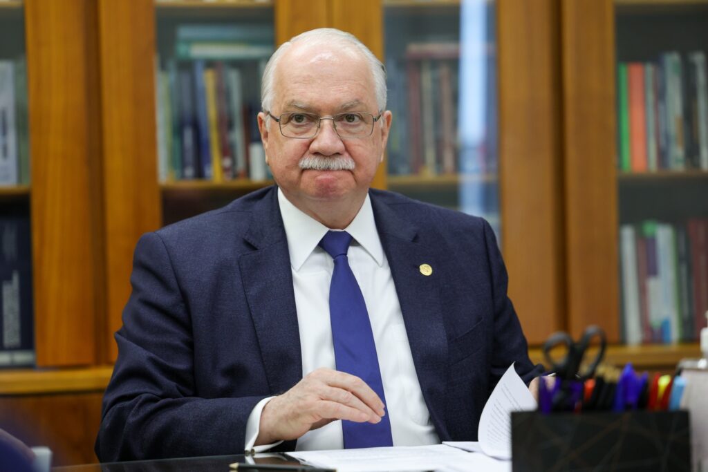Edson Fachin, presidente em exercício do Supremo Tribunal Federal, sentado em seu gabinete diante de livros e documentos.