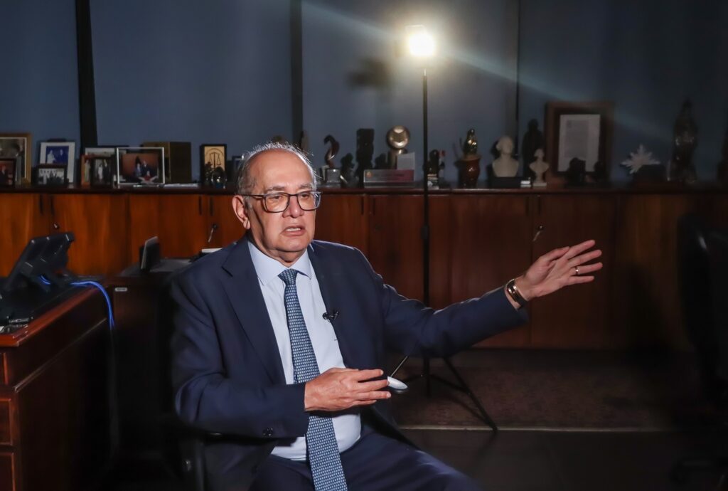 Gilmar Mendes, ministro do STF, gesticula durante entrevista em seu gabinete.