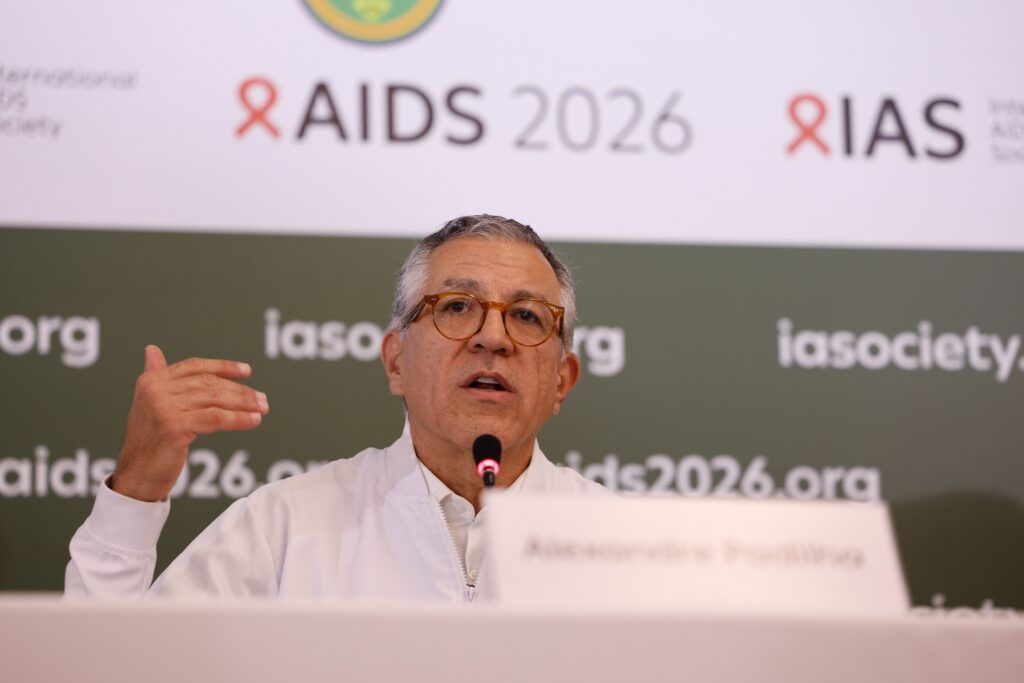 Alexandre Padilha (ministro da Saúde) discursa em frente a um painel com os dizeres "AIDS 2026" e "IAS".