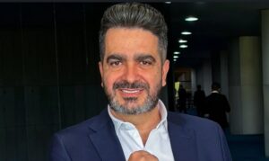 Retrato de Leonardo Avalanche, presidente nacional do PRTB, sorrindo em um corredor interno.