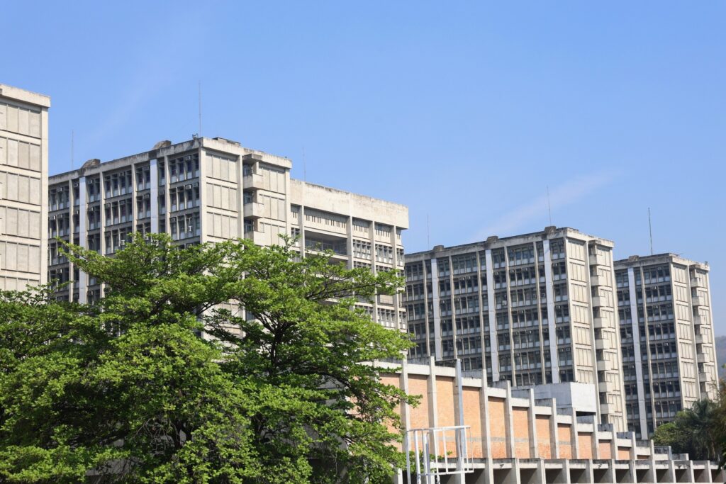 Fachada de prédios de concreto da Universidade Estadual do Rio de Janeiro (UERJ).