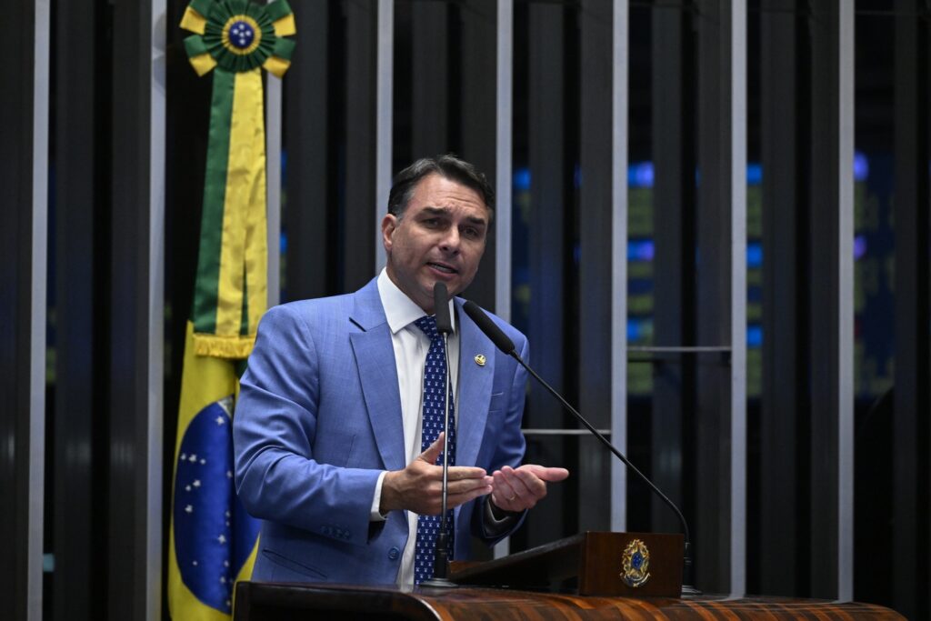 Senador Flávio Bolsonaro discursa na tribuna do Senado Federal.