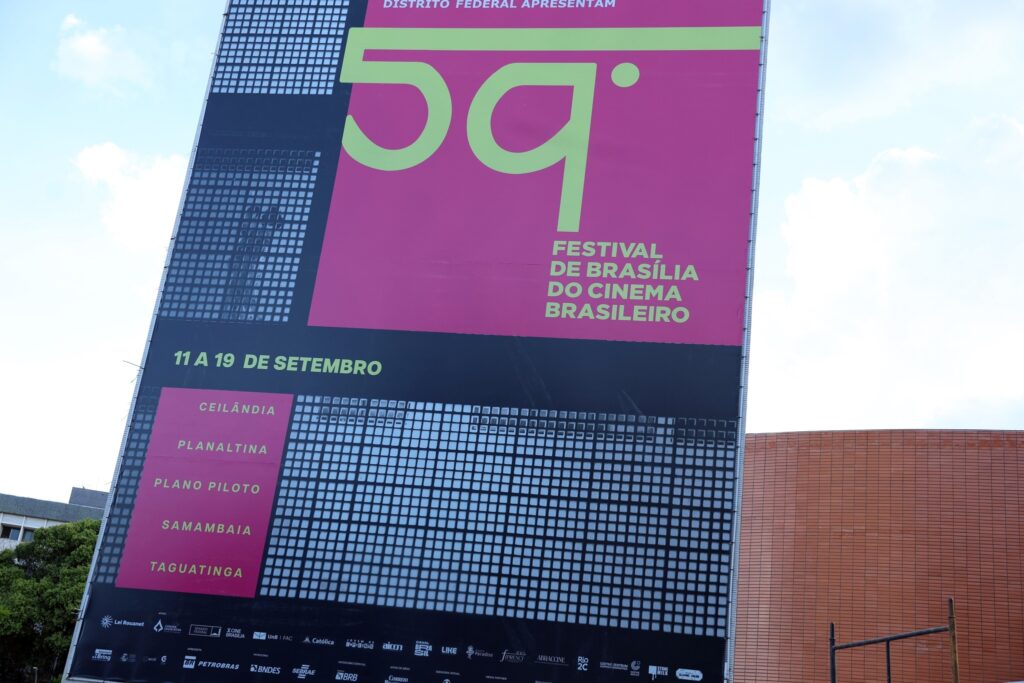 Banner promocional do '59º Festival de Brasília do Cinema Brasileiro', com a data '11 a 19 de setembro' e a lista de regiões administrativas.