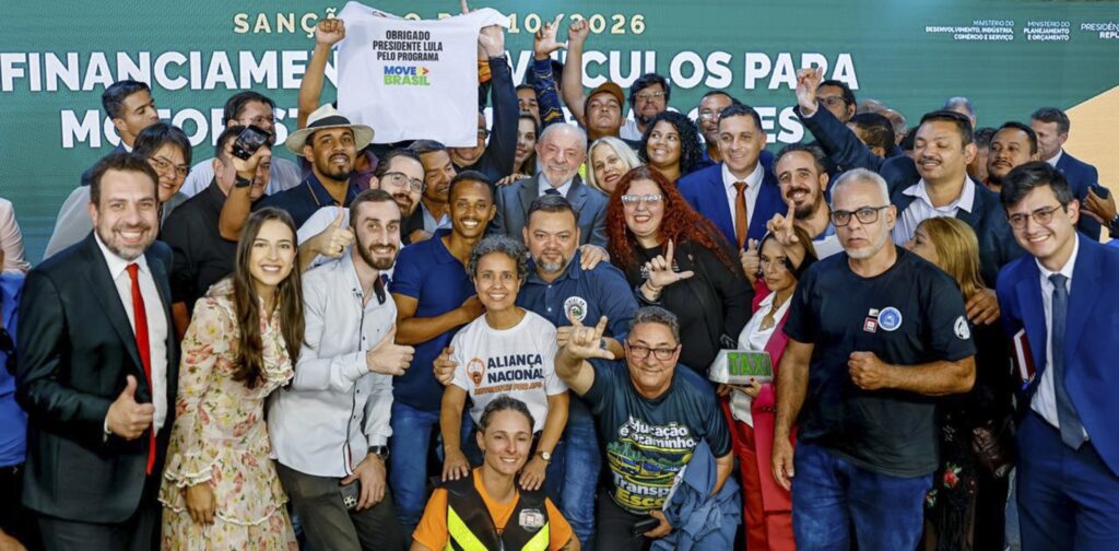 O presidente Luiz Inácio Lula da Silva posa com um grupo de pessoas em evento institucional no Palácio do Planalto, em Brasília.