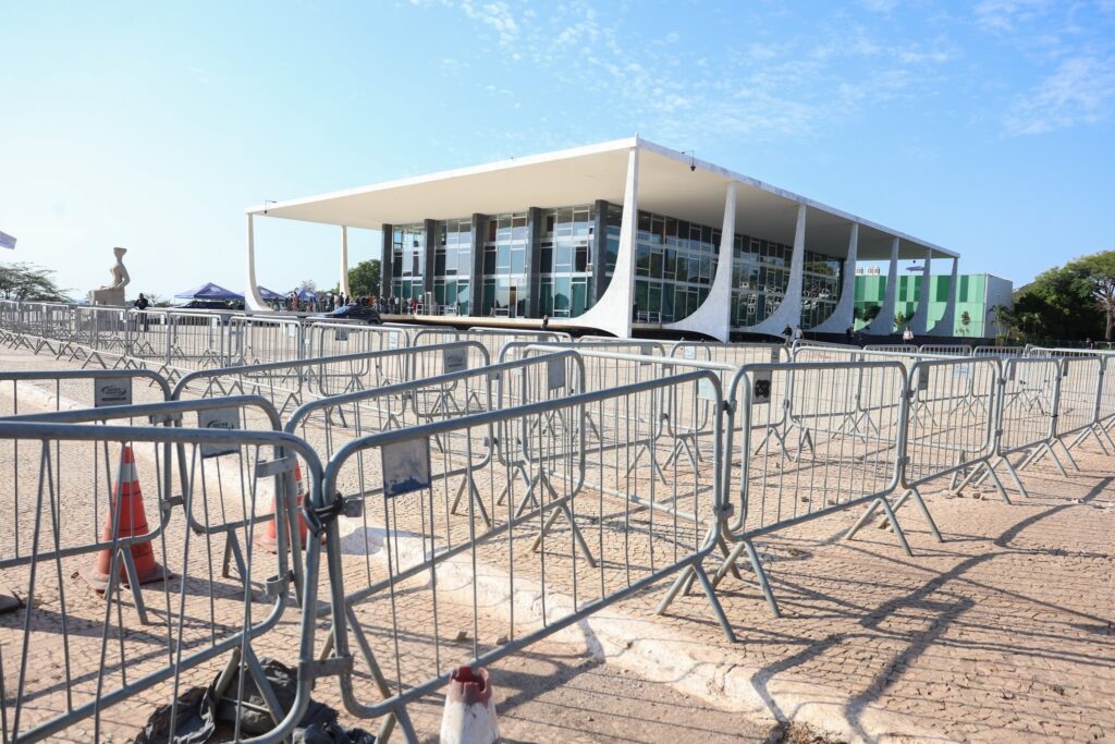 Grades de contenção metálicas isolam a praça em frente ao edifício do Supremo Tribunal Federal em Brasília.