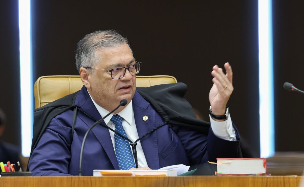 O ministro do STF Flávio Dino gesticula durante sessão plenária em Brasília.
