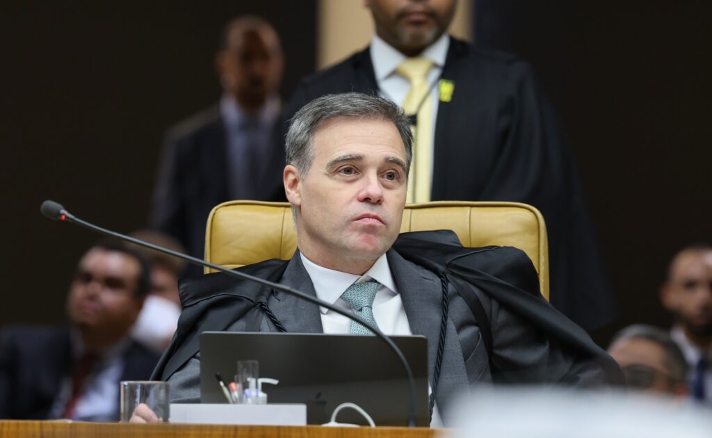 Ministro André Mendonça sentado em plenário durante sessão do STF.
