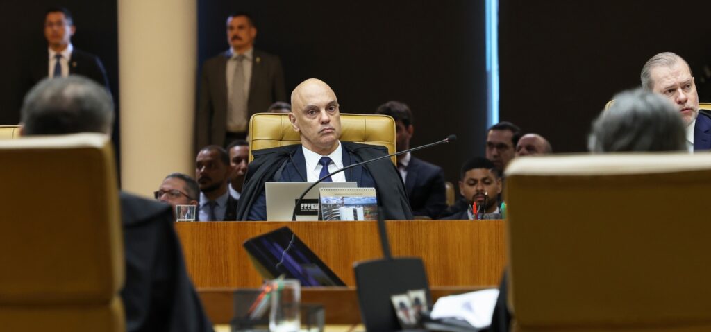 O ministro Alexandre de Moraes participa de sessão plenária extraordinária do Supremo Tribunal Federal.