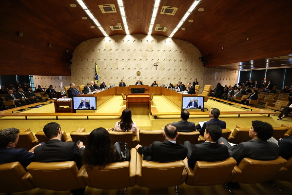 Plenário do Supremo Tribunal Federal durante sessão com ministros na bancada e público assistindo nas poltronas.