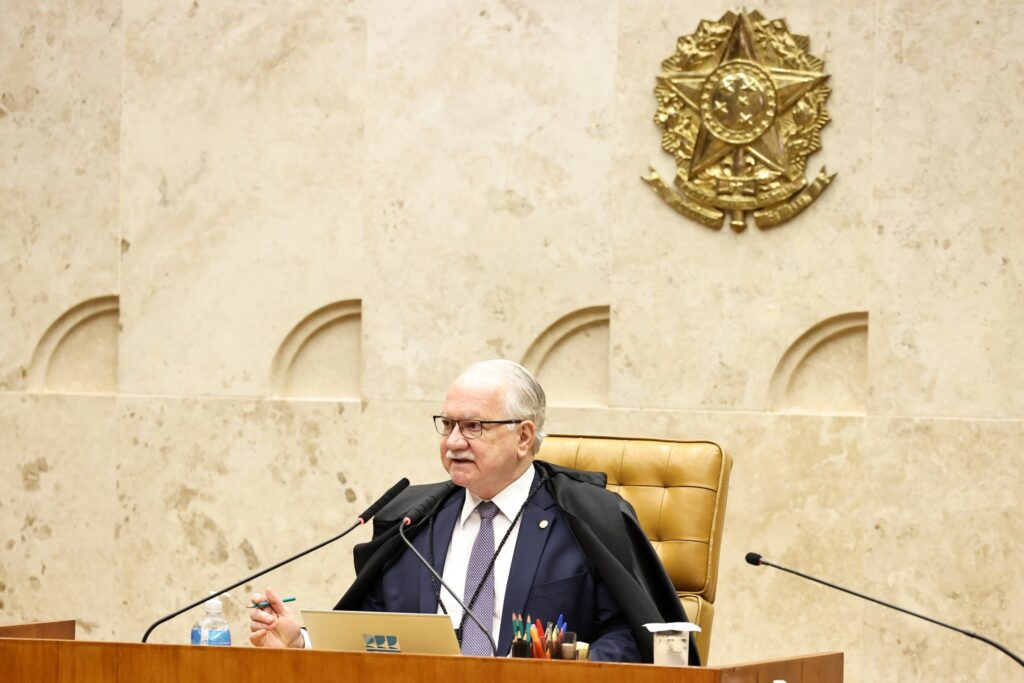 O ministro Edson Fachin sentado à bancada durante sessão plenária do Supremo Tribunal Federal.