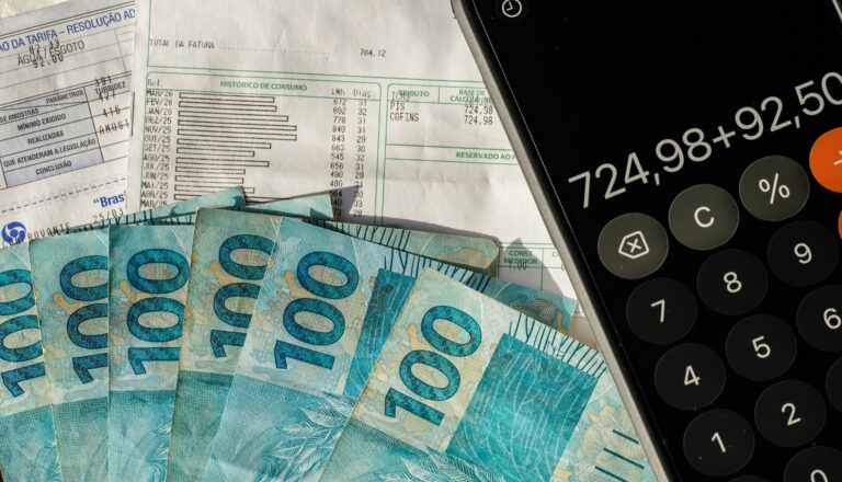 proteção ao consumidor: cédulas de 100 reais sobre faturas e calculadora