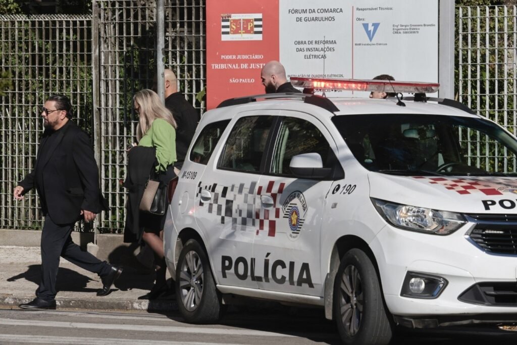 PM ré por homicídio: Viatura da Polícia Militar estacionada em frente ao Fórum de Guarulhos.