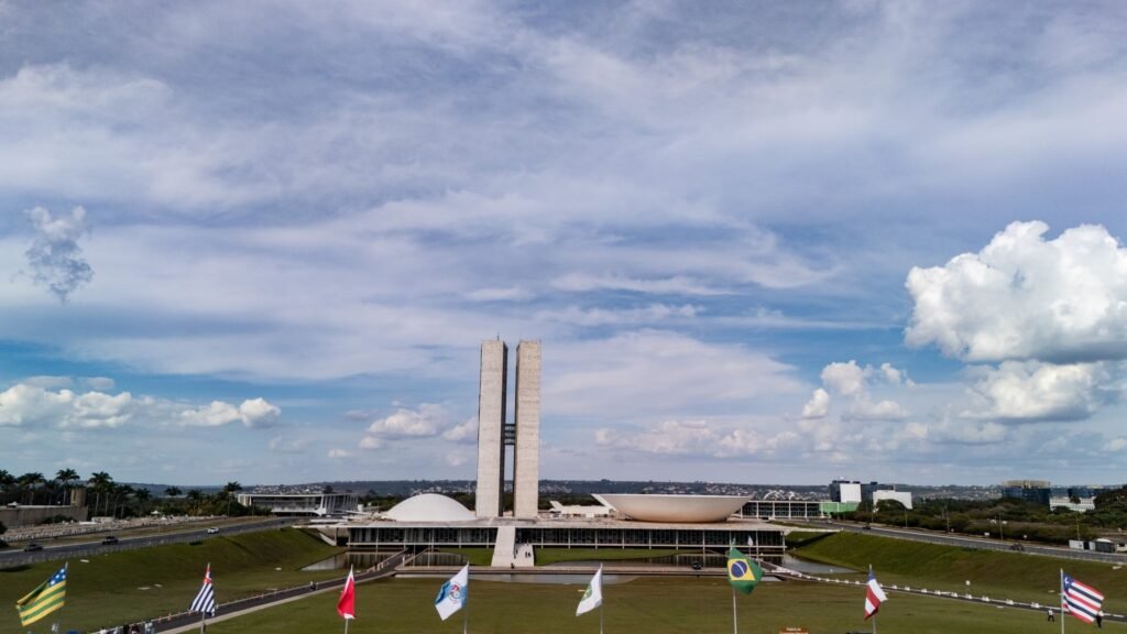 PEC da Segurança Pública: vista panorâmica do Congresso Nacional em Brasília com torres e cúpulas sob céu azul.