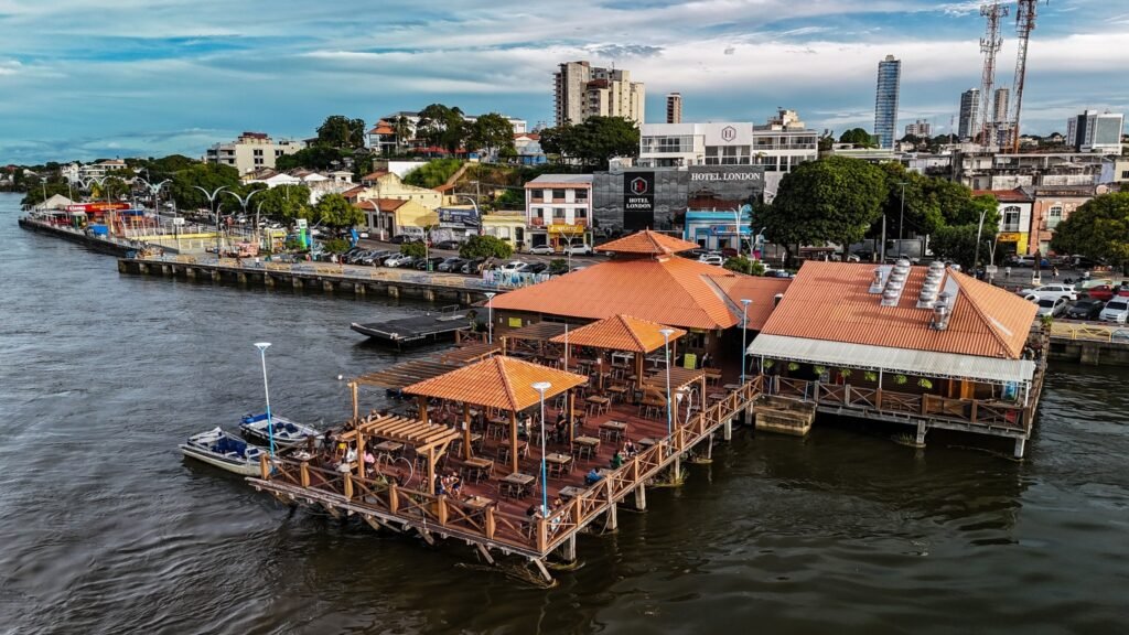 serie ciencia flutuante: vista aérea da orla de Santarém com um restaurante flutuante sobre o Rio Tapajós.