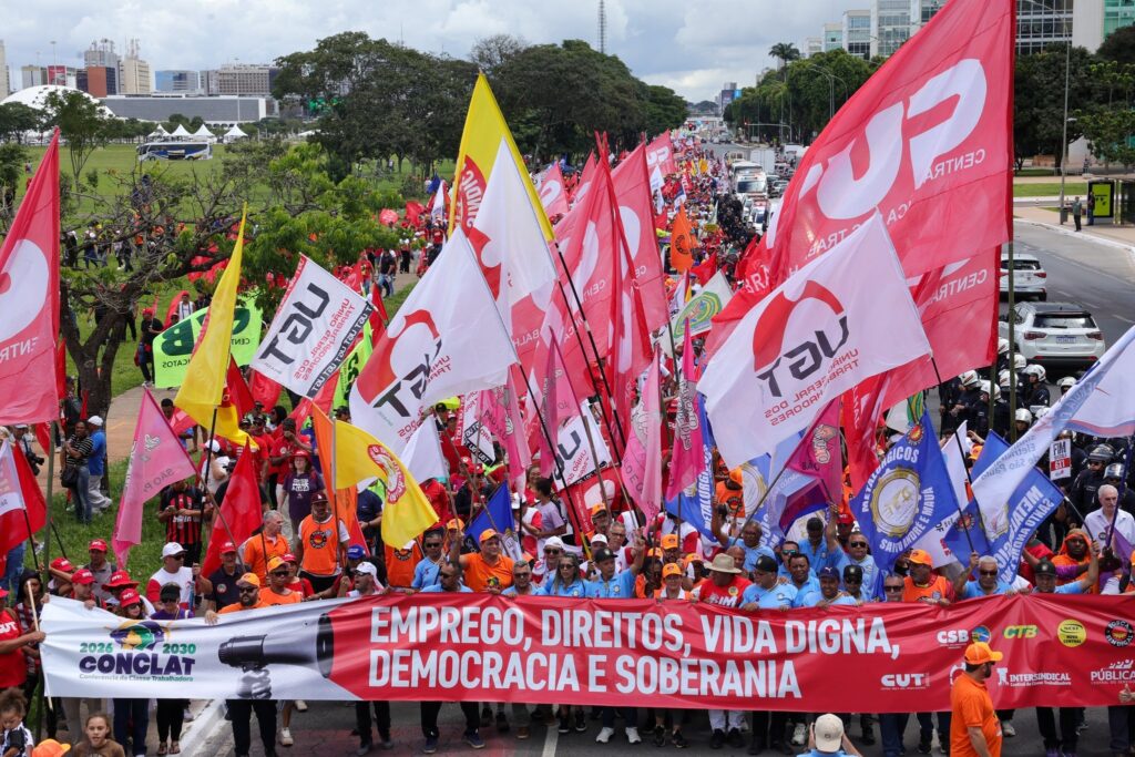 servico publico: manifestantes seguram faixa com dizeres durante ato das centrais sindicais em Brasília