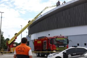 recursos para combate a incêndios: Bombeiros combatem incêndio em edifício com apoio da Defesa Civil.