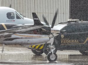 Daniel Vorcaro: Avião da Polícia Federal em pátio sob chuva em Brasília.
