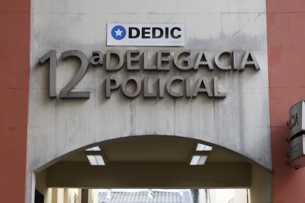 exploracao sexual: fachada da 12ª Delegacia Policial com placa da Polícia Civil do Rio de Janeiro