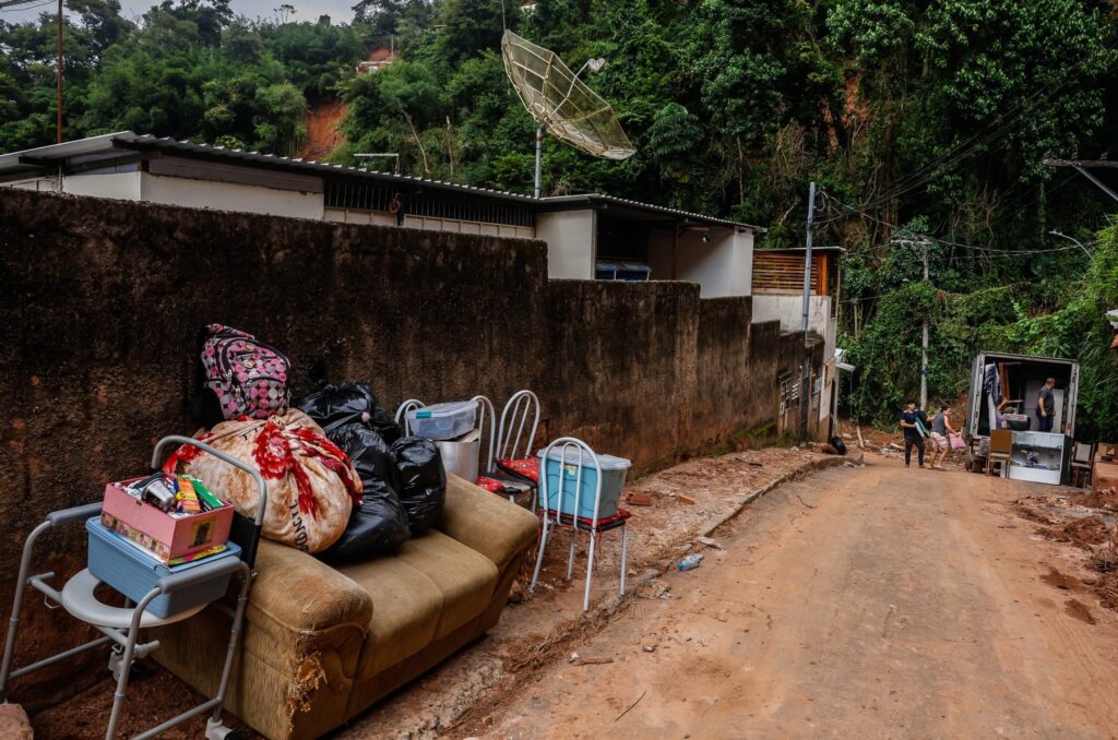 bolsa familia: pertences descartados e encosta atingida por deslizamentos em Juiz de Fora