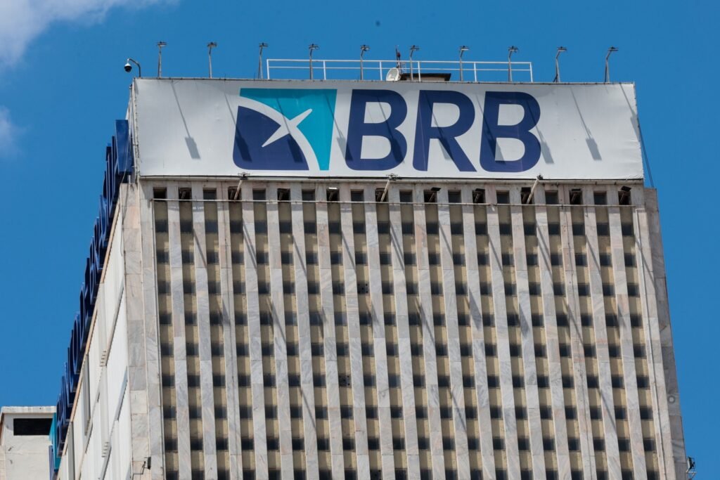 fraude do BRB: fachada do edifício do Banco de Brasília com o letreiro BRB no topo.