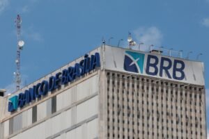 limite de credito: Fachada superior do Banco de Brasília com letreiros sob um céu azul.