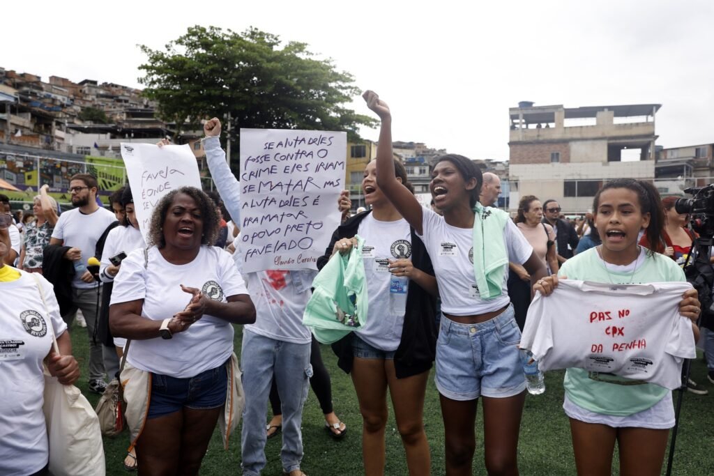 Operação Contenção: manifestantes gritam e protestam em área urbana no Rio de Janeiro.