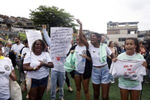 Operação Contenção: manifestantes gritam e protestam em área urbana no Rio de Janeiro.