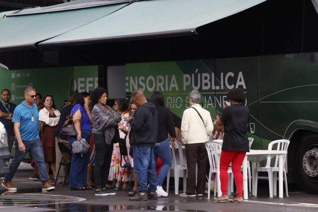 Operação Contenção: Veículo da Defensoria Pública em atendimento a familiares no Rio de Janeiro.