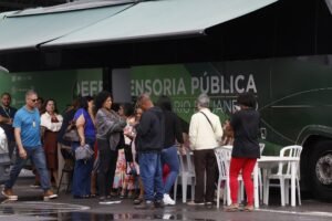 Operação Contenção: Veículo da Defensoria Pública em atendimento a familiares no Rio de Janeiro.