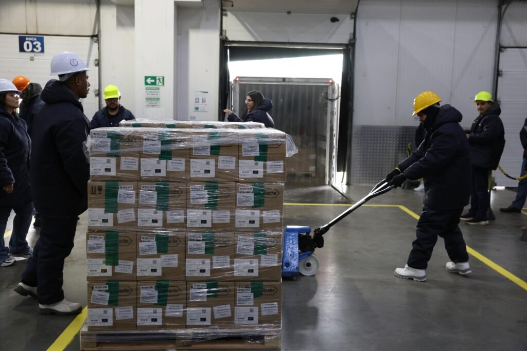 tratamento de câncer no SUS: Trabalhadores em armazém movimentam palete com caixas de medicamentos do laboratório Roche.