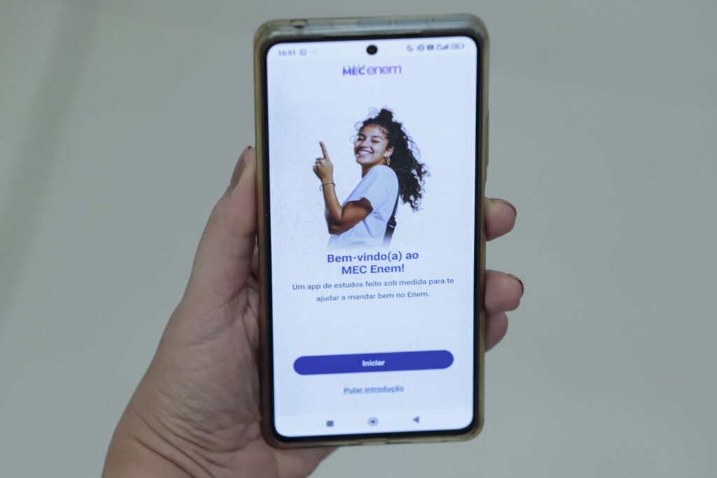 Enem 2026: smartphone exibe a tela de boas-vindas do aplicativo oficial de estudos do MEC.