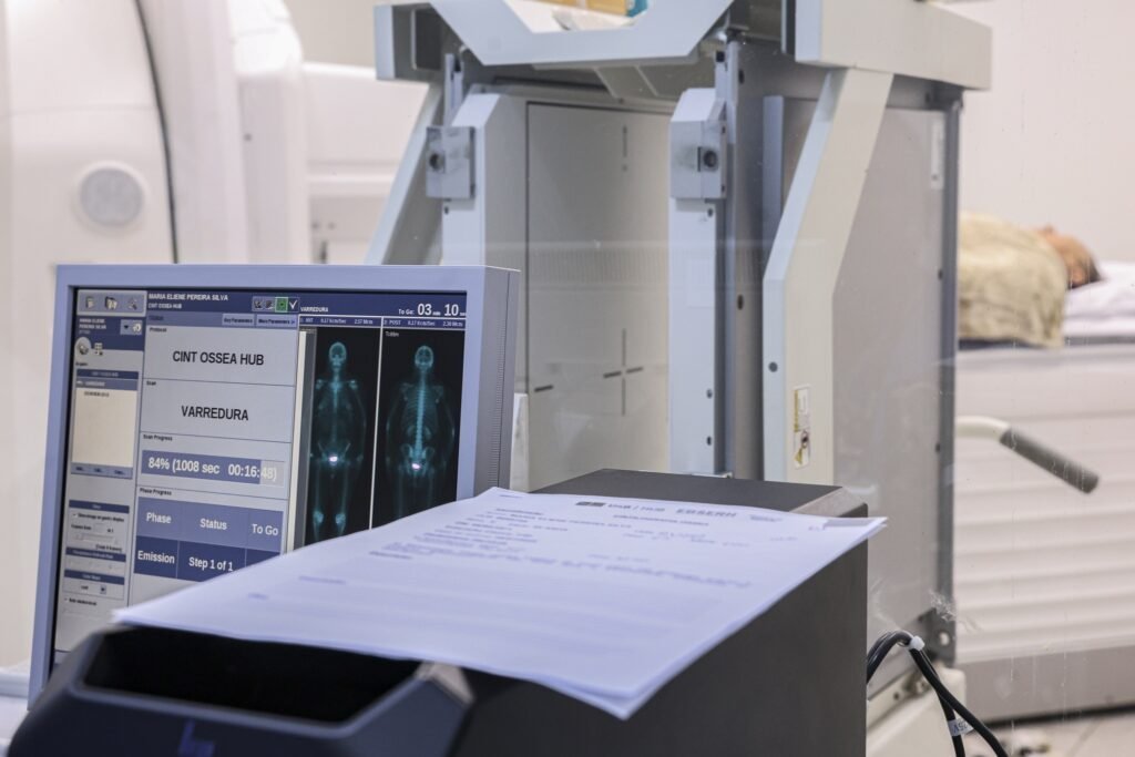 teste DNA-HPV no SUS: monitor exibe exame médico em ambiente hospitalar.