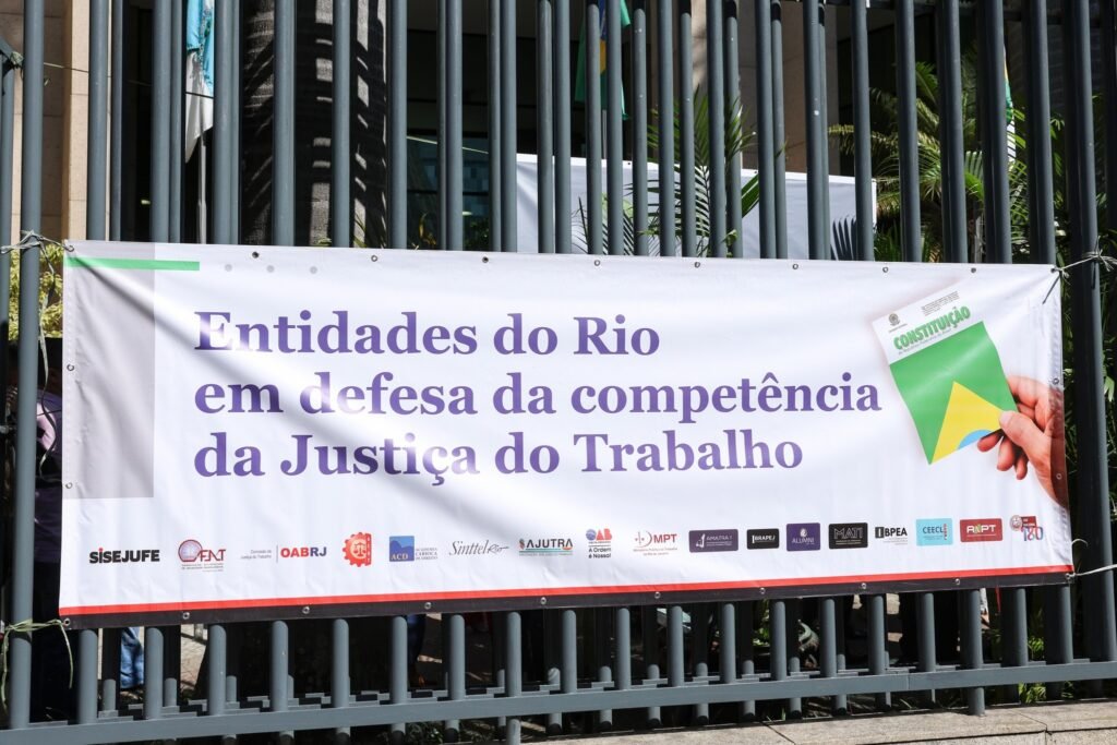 assedio eleitoral: faixa fixada em grade com os dizeres em defesa da Justiça do Trabalho e o logotipo do MPT.