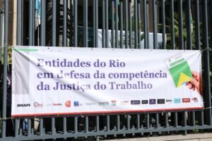 assedio eleitoral: faixa fixada em grade com os dizeres em defesa da Justiça do Trabalho e o logotipo do MPT.