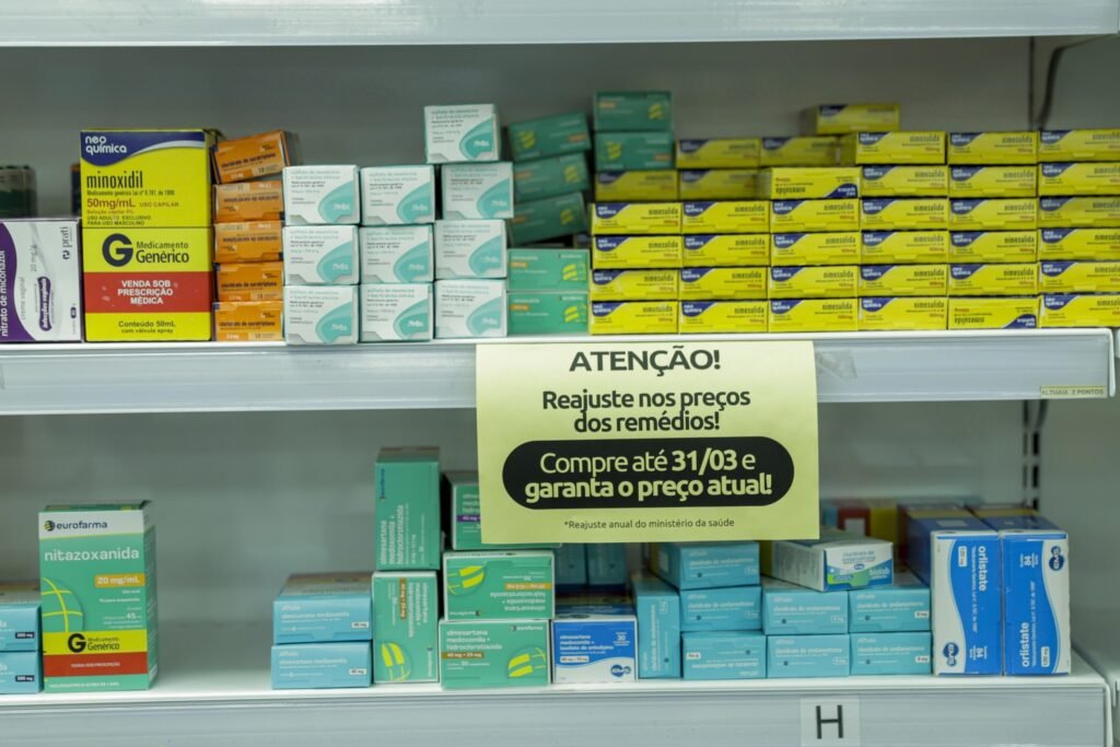 Prateleiras de farmácia com medicamentos e aviso, ilustrando o controle e a regulação de produtos como a toxina botulínica.