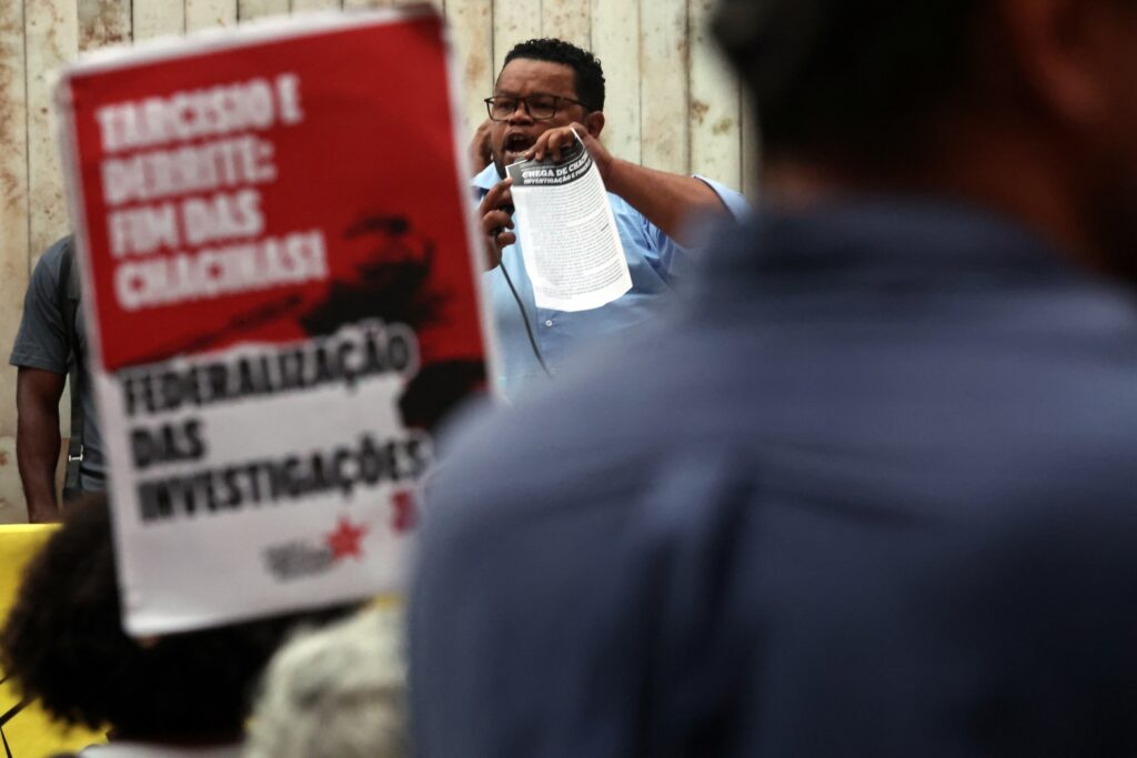Lucas Pavanato: Homem fala ao microfone em ato público contra a discriminação em São Paulo.