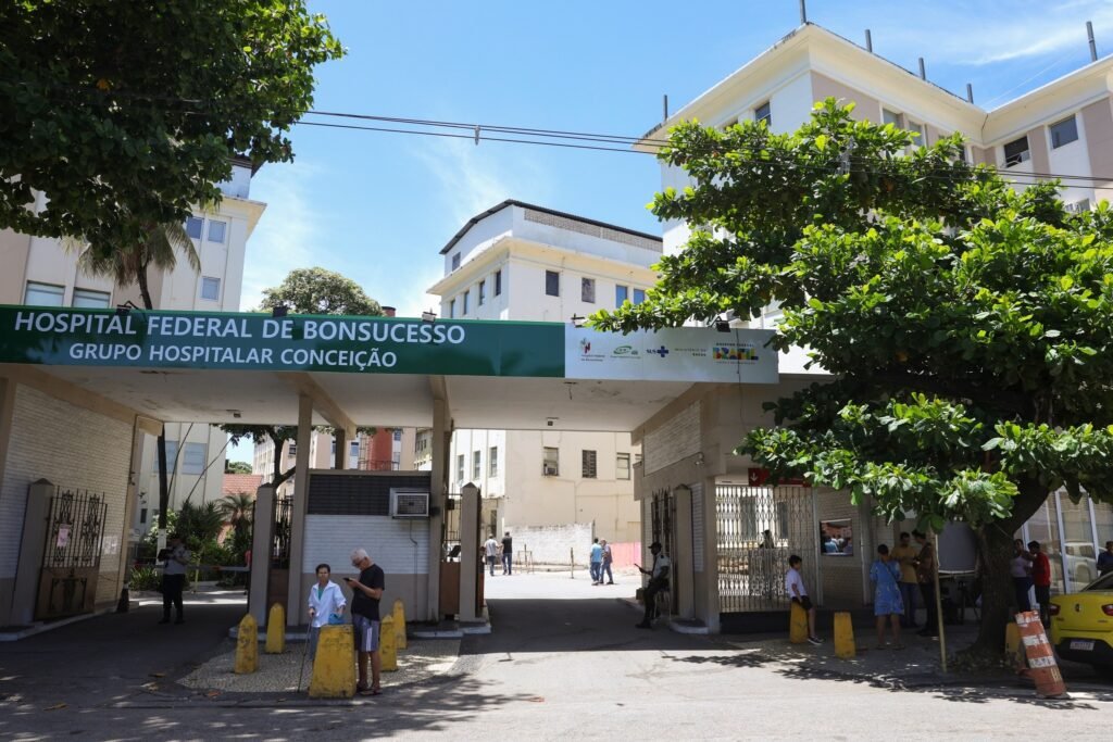 Hospital Geral de Bonsucesso: fachada principal com letreiro oficial e identificação do Ministério da Saúde e SUS.
