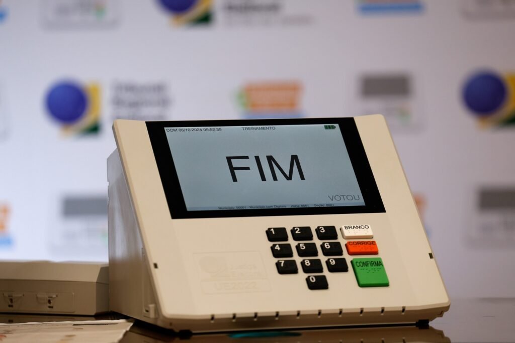TRE-RJ: Urna eletrônica exibe a palavra FIM na tela indicando votação encerrada.