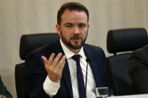 imposto seletivo: Dario Durigan gesticula durante entrevista coletiva em Brasília.