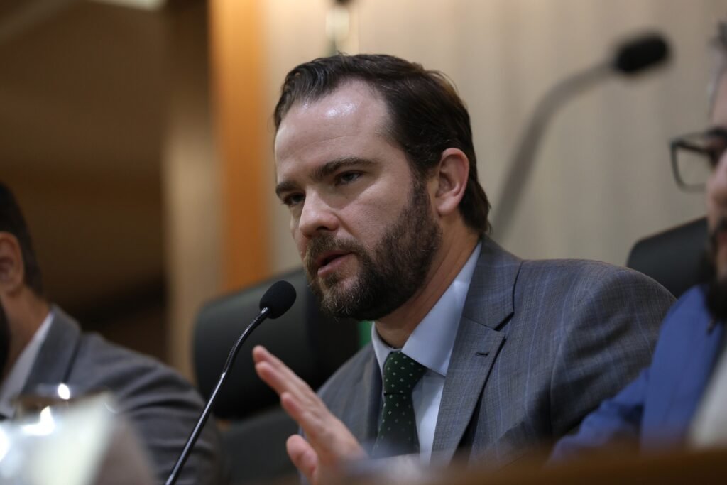 meta fiscal: Dario Durigan fala ao microfone durante entrevista coletiva.