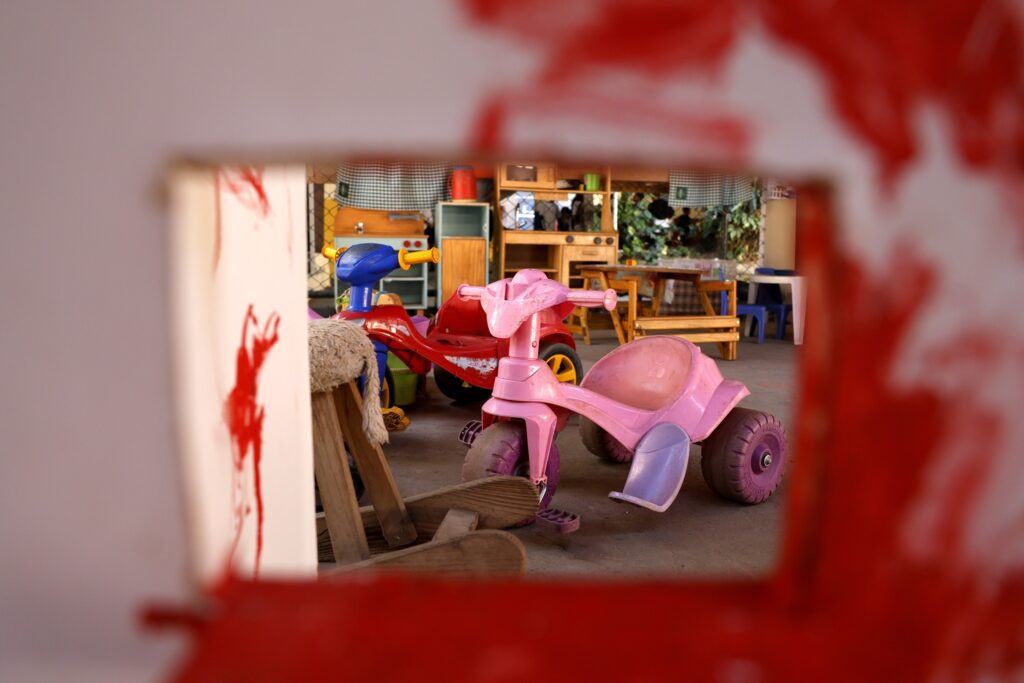 Brinquedos coloridos em uma creche ilustram as propostas para a educação infantil nos planos de governo.