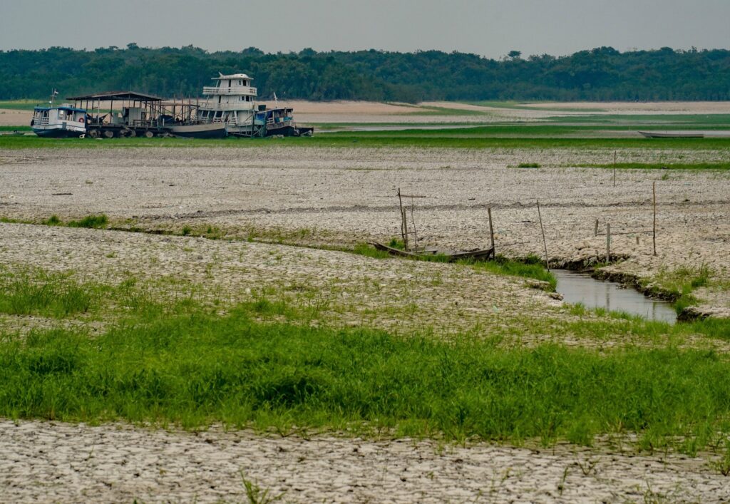 queimadas no Amazonas: embarcações encalhadas em leito de rio seco e rachado em Manaus.
